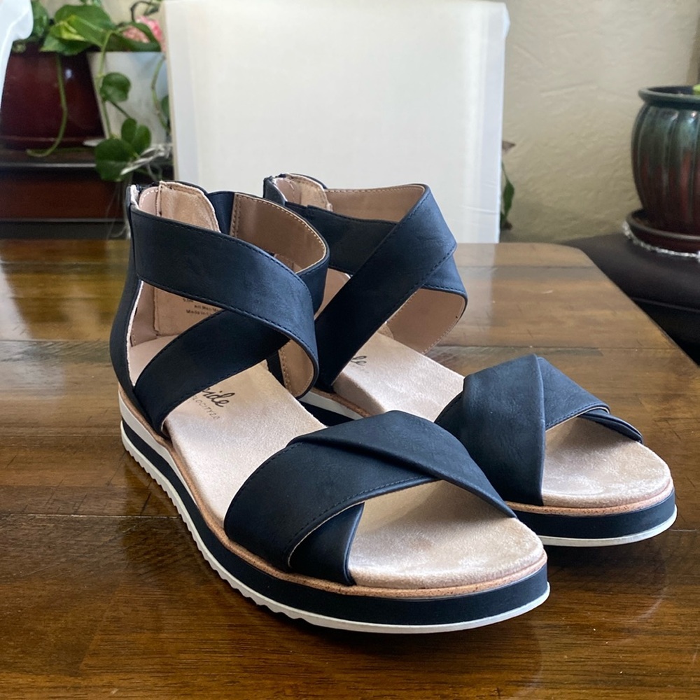 Life Stride Zoom Peep Toe Sandal